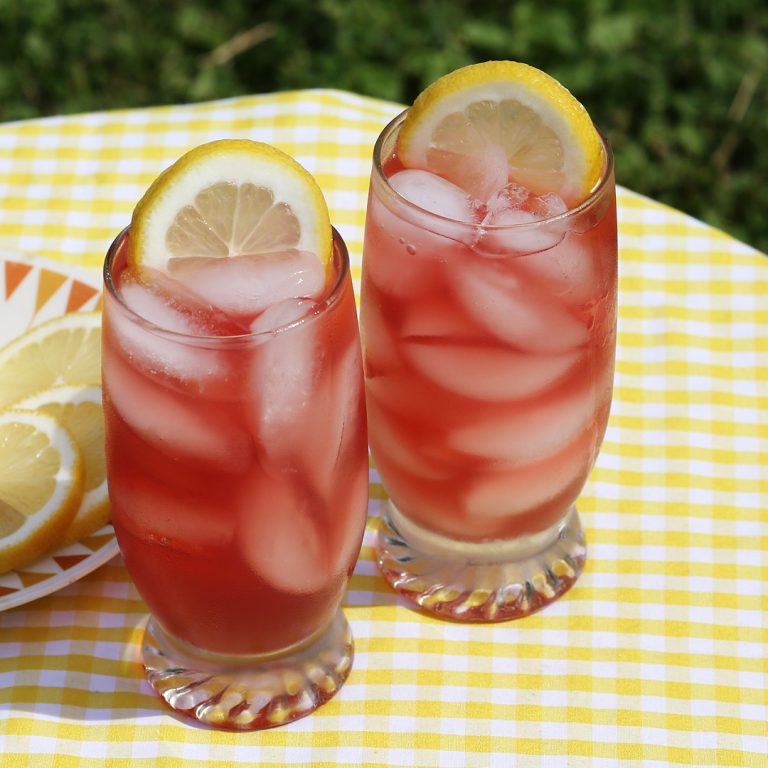brambleberry bourbon lemonade with lemon wheel garnish